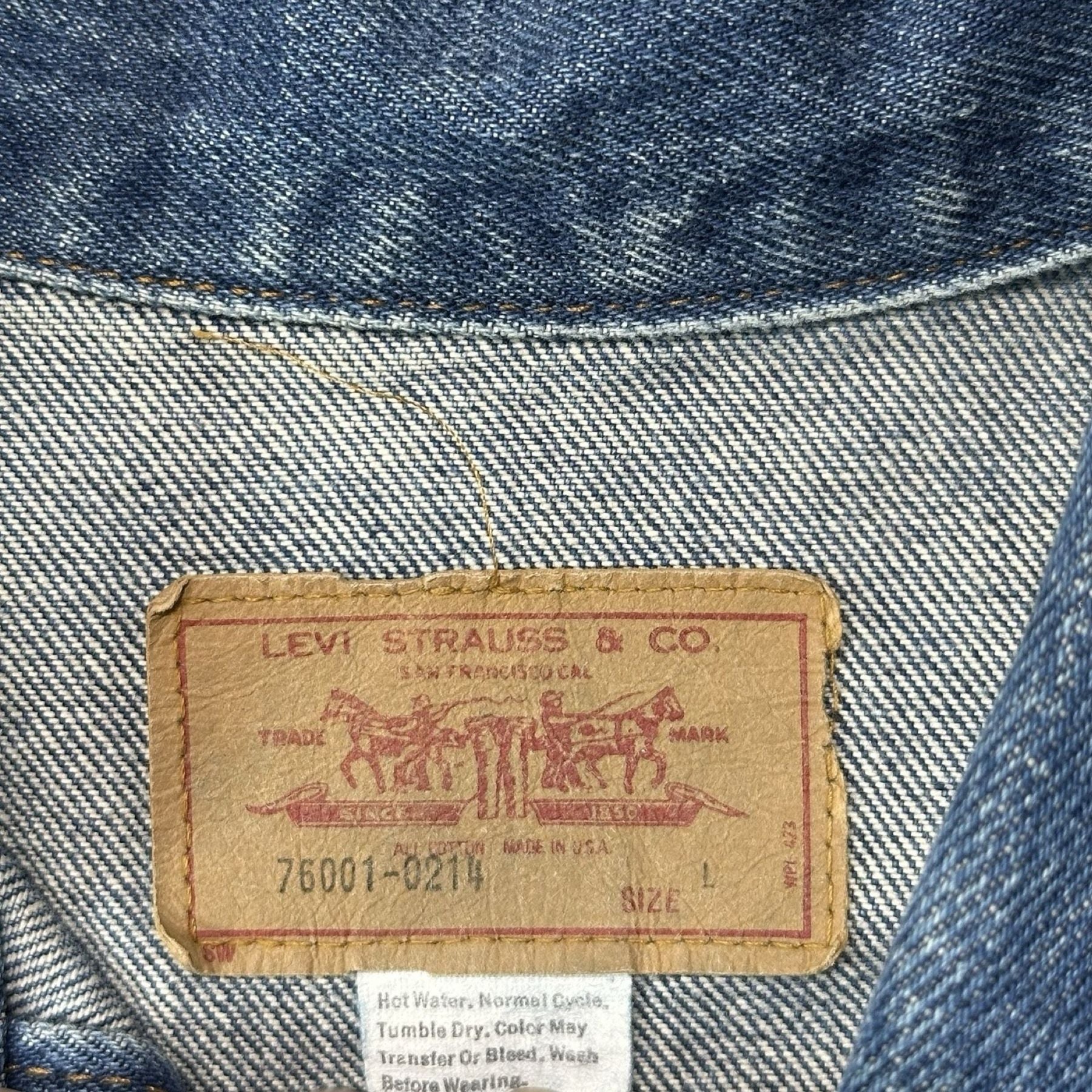 Vintage Levi's 76001 Made in USA Denim Trucker Jacket Youth L - photo 8, Levi Strauss leather patch