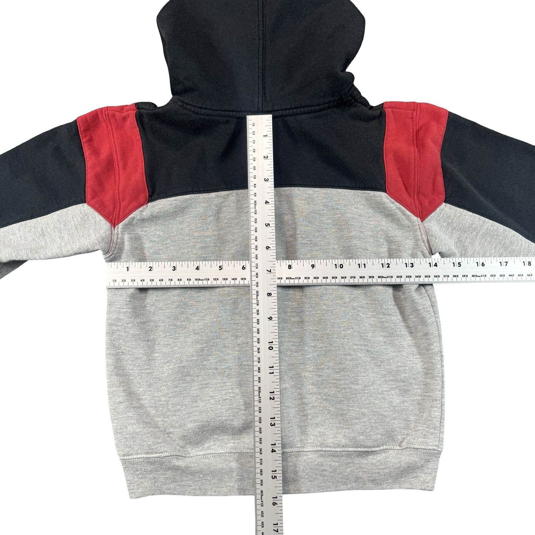 Nike Colorblock Swoosh Hoodie Kids 5 - flat lay measurements with tape measure